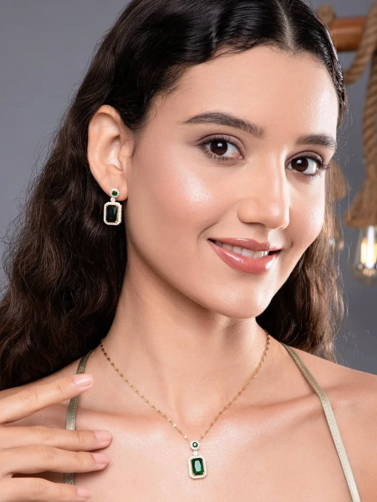 Kiara Advani Green Emerald Necklace and Earrings Set